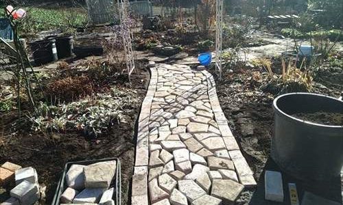 DIY-ガーデン園路　コンクリ－ト敷石でお庭の小道を作ってみました